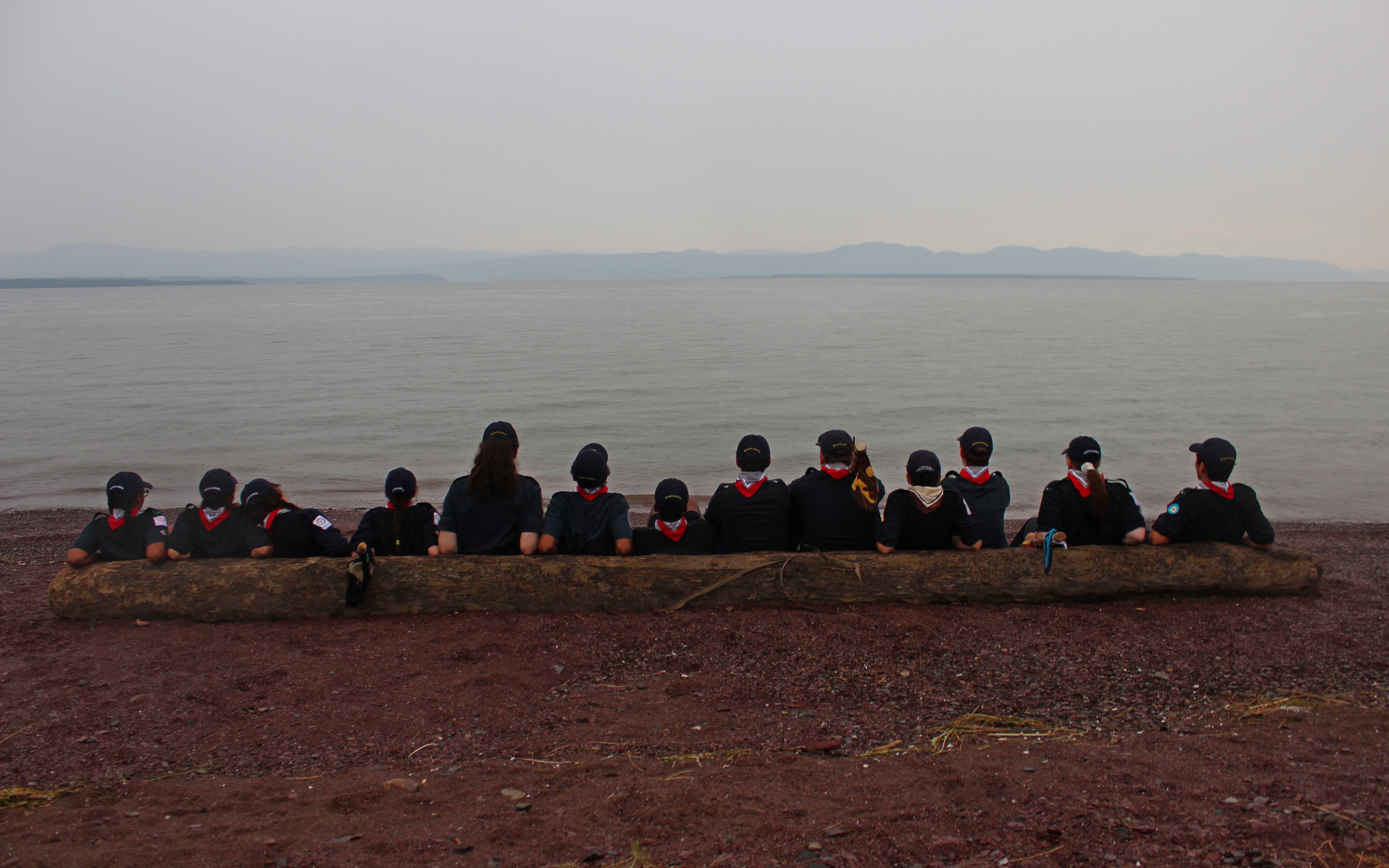 La troupe devant l'horizon
